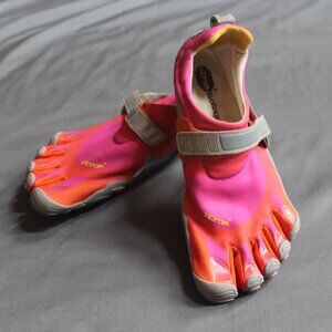 Size 8.5 Vibram 5 Five fingers Shoes in great shape bright pink colors
